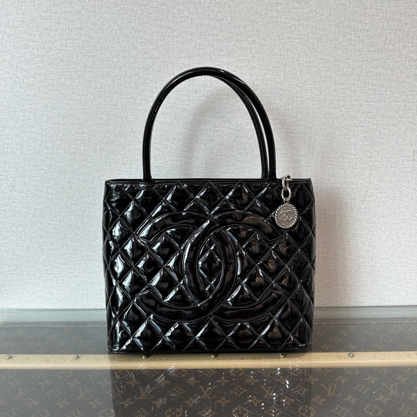 95新 Chanel/香奈儿 黑银漆皮希尔顿手提包 15140