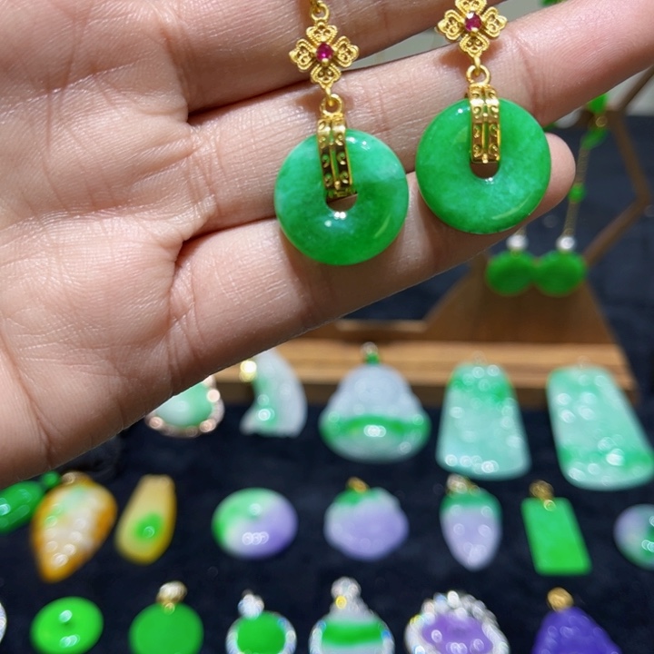 翡翠颈饰未镶嵌耳饰