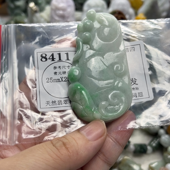 翡翠未镶嵌颈饰8411