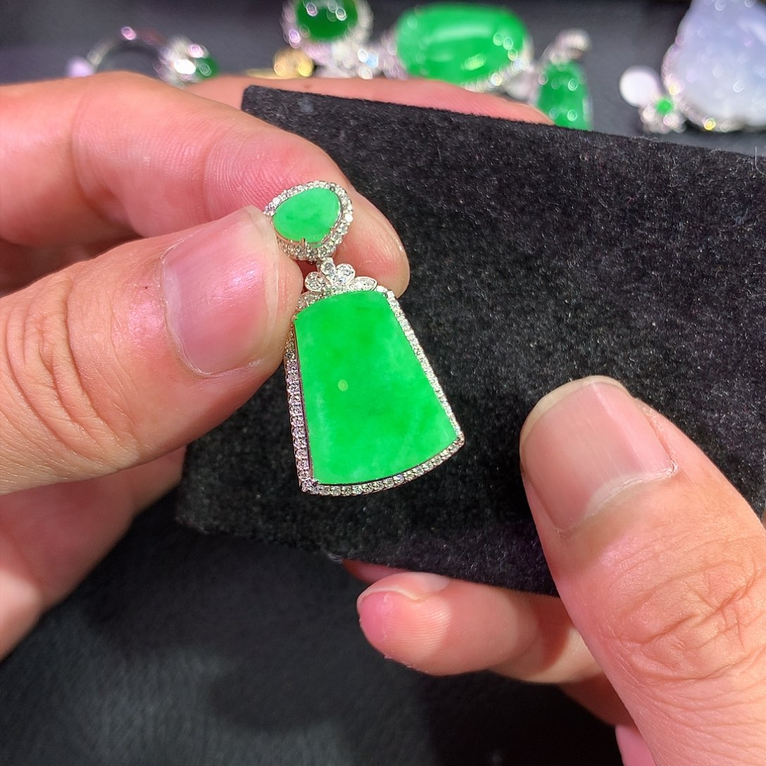 翡翠吊坠(赠链)18K金镶嵌珠*?