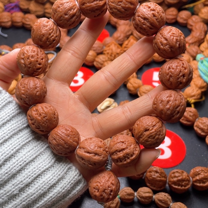 文玩核桃吊坠绣球