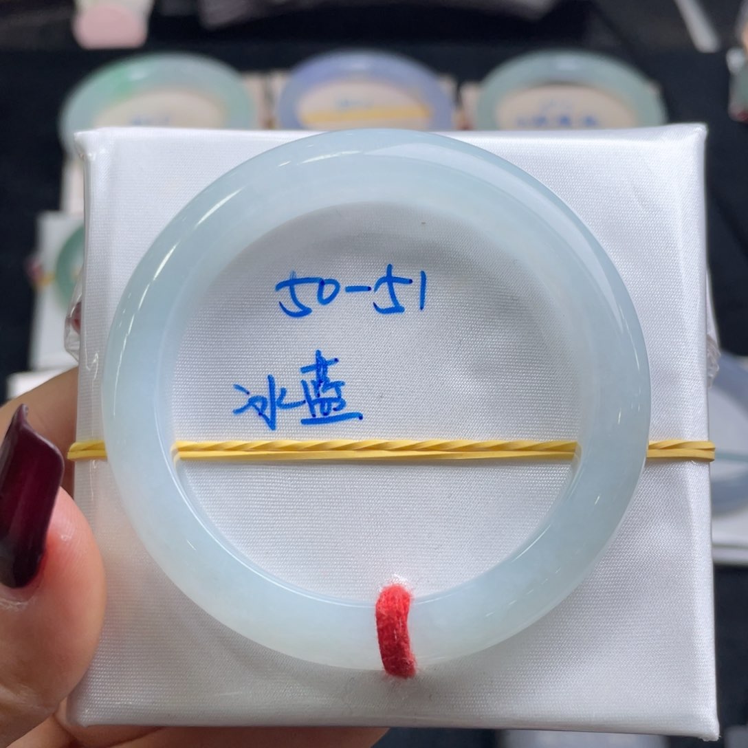 翡翠手镯未镶嵌翡翠手镯