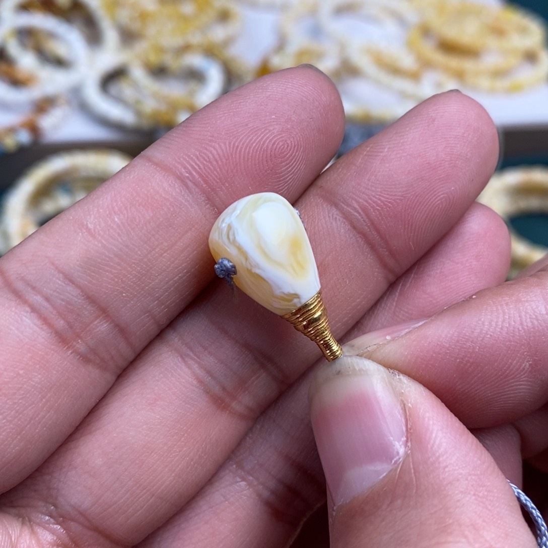 琥珀裸石18K金镶嵌10+瓷白拉丝纹三通