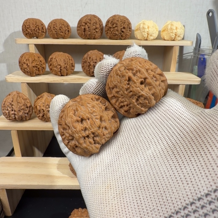 文玩核桃吊坠白狮子