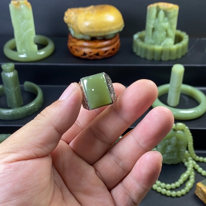 豪***情颈饰未镶嵌岫岩老玉（透闪石质玉）