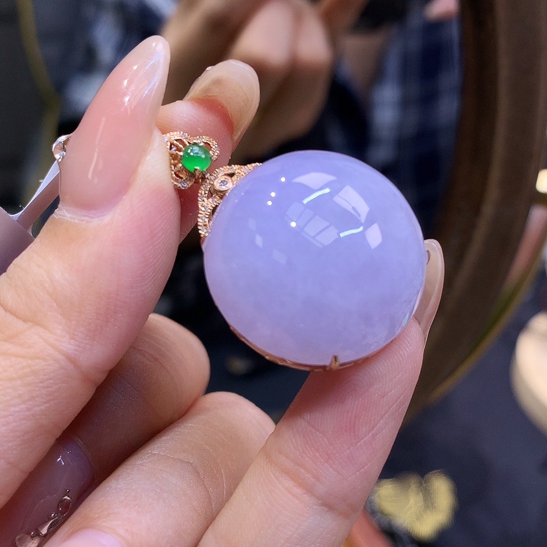 18K金镶嵌挂件翡翠大蛋面