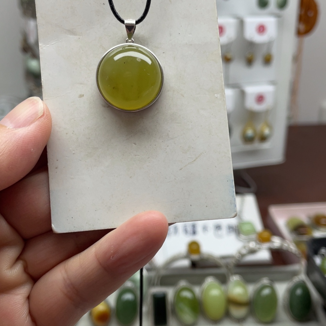 蛇纹石玉未镶嵌吊坠