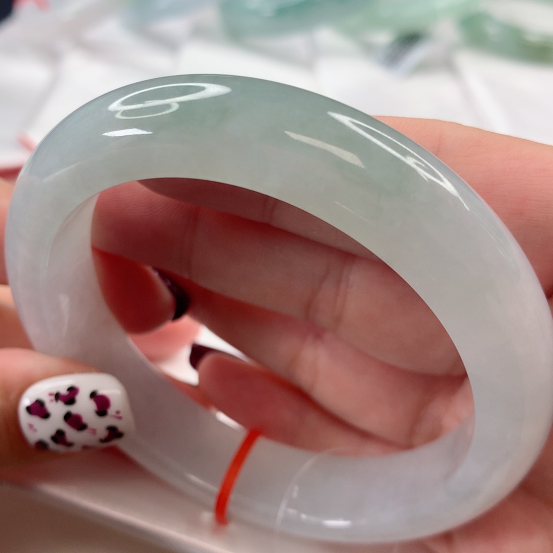 翡翠手镯未镶嵌59.7圈口飘绿底