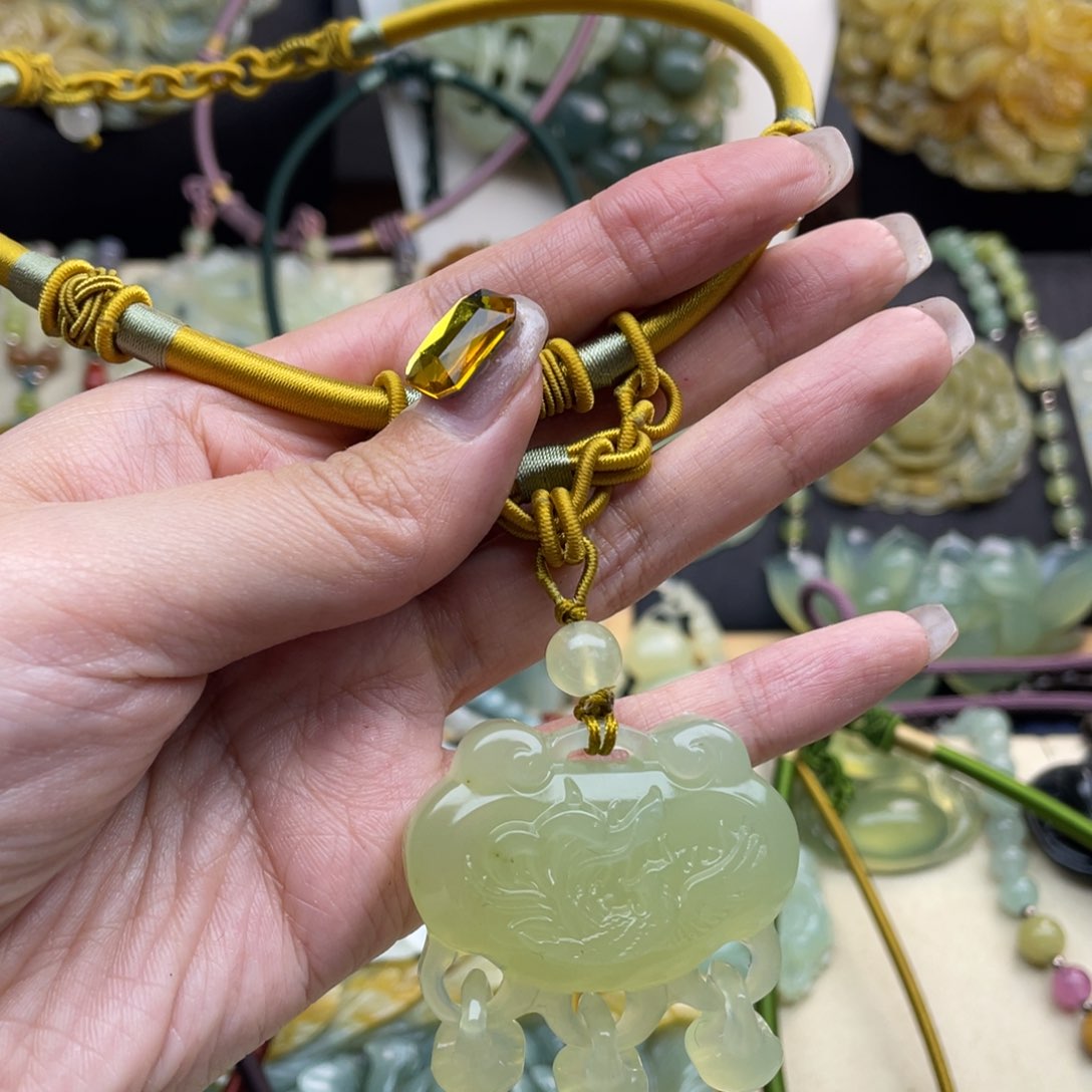 蛇纹石玉颈饰未镶嵌