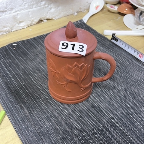 微瑕，不明火，口径8厘米，高度9，荷叶红