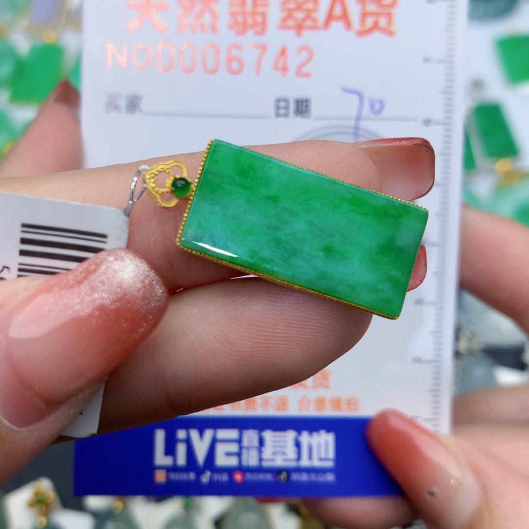 翡翠颈饰18K金镶嵌?无事牌