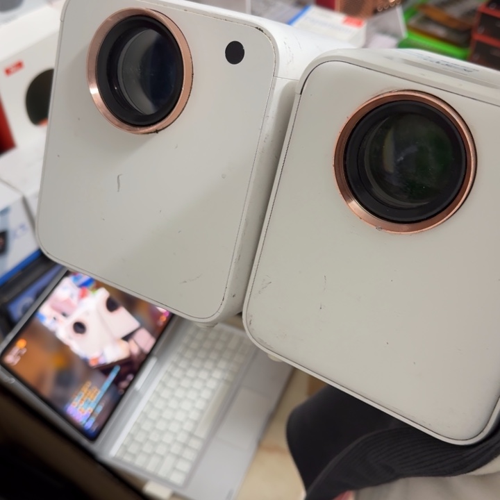 A-31 居家日用百货2个坏的投影仪裸机