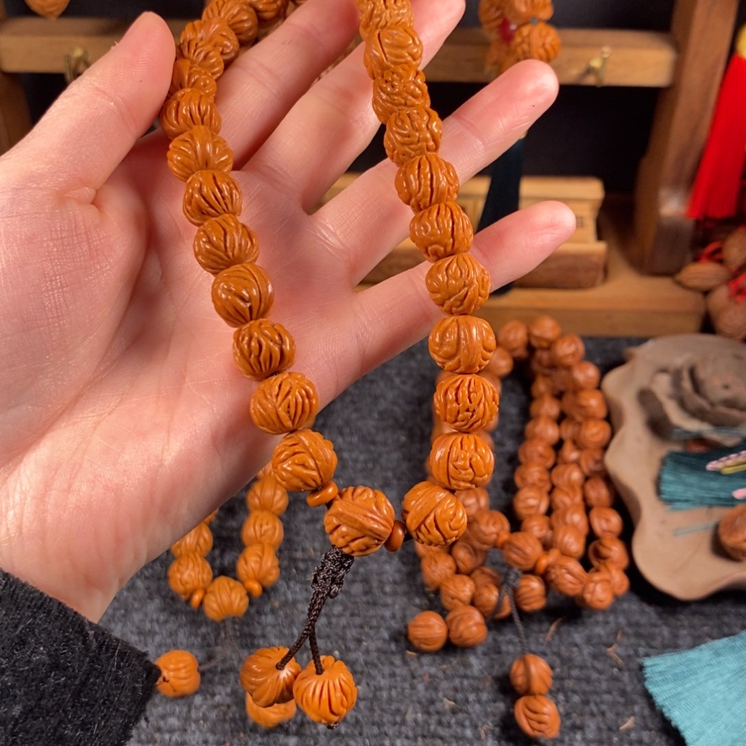 吊坠桃核桃枭手持