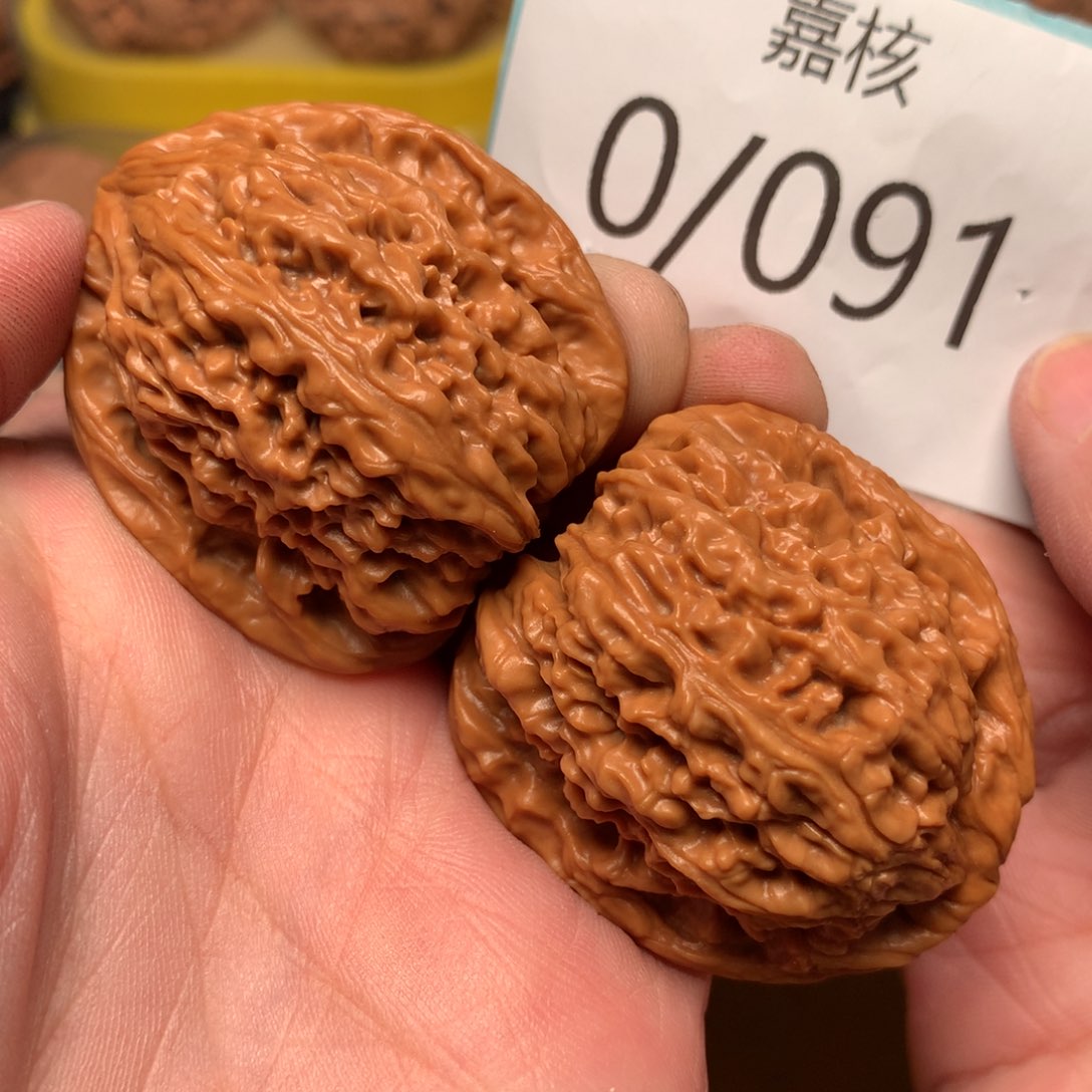 文玩核桃把件红皮炮弹南疆石39