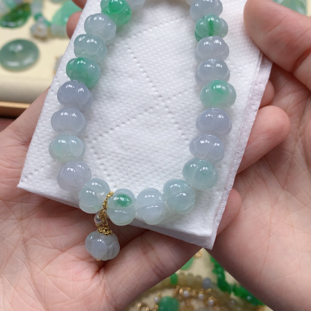 翡翠未镶嵌颈饰是