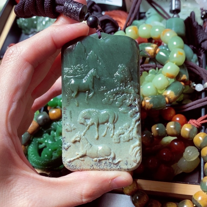 透闪石质玉颈饰未镶嵌