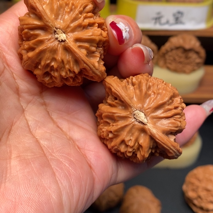 余***欢文玩核桃吊坠43全品宫灯