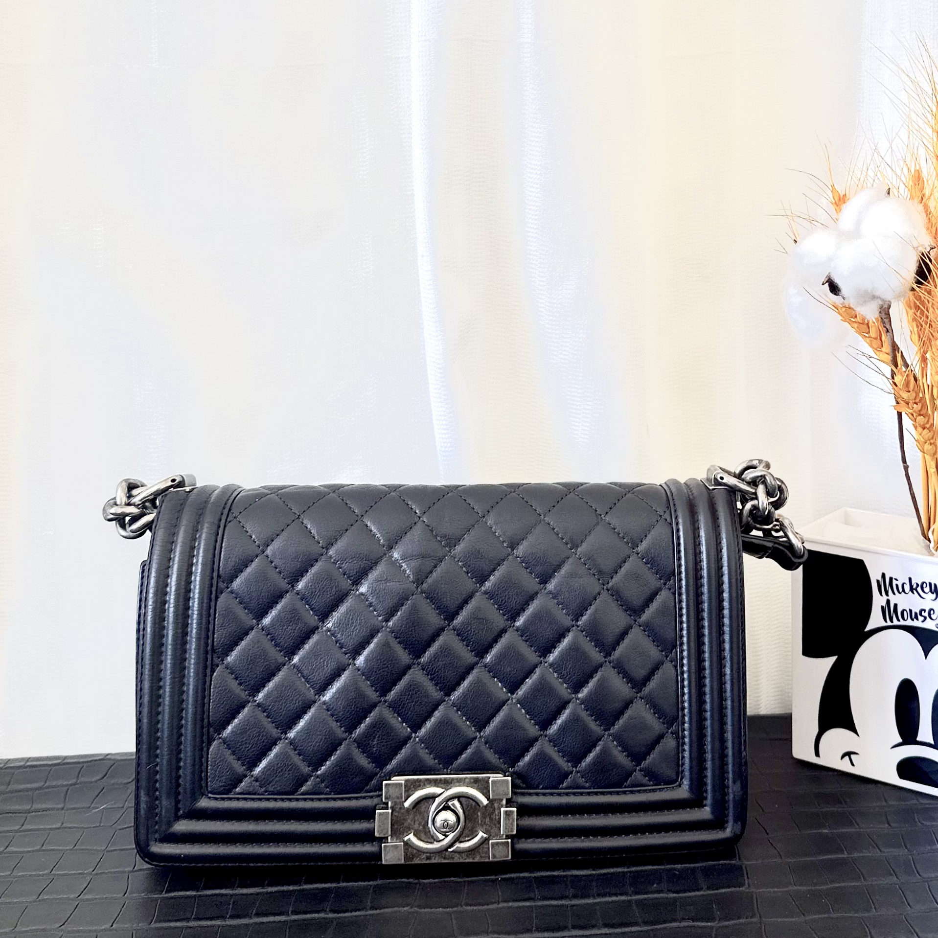 95新 Chanel/香奈儿 leboy 黑银中号 17开 尺寸：25*15*9cm