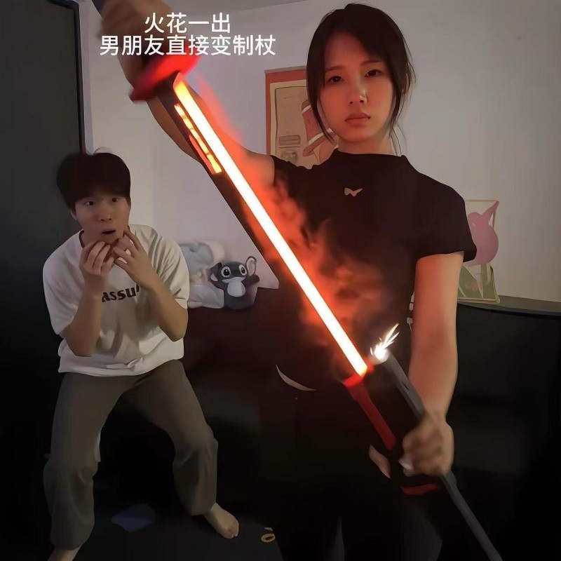 新款星际火花战刃七彩光剑流光灯光儿童激光玩具男孩声光喷雾漂泊