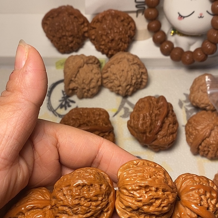 西***人把件文玩核桃三角白。手持