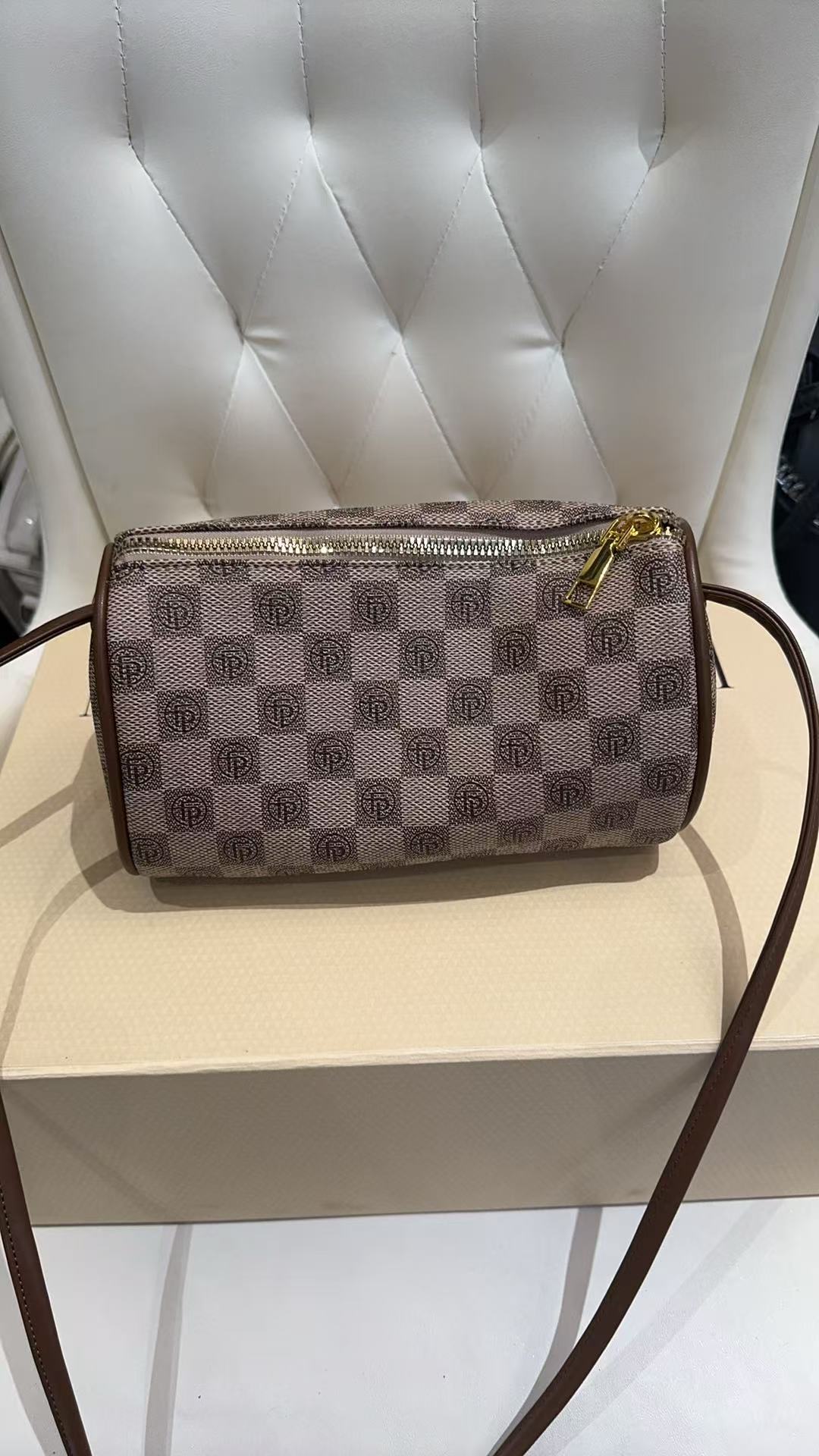 2025新款枕头圆桶法棍包字母宽肩带斜挎单肩女包时尚印花