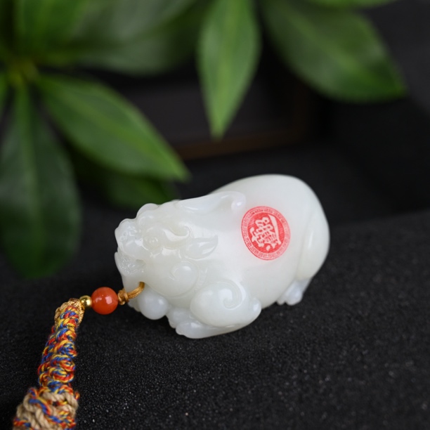 天然和田玉俄料貔貅挂件(落款)（WH3595）
