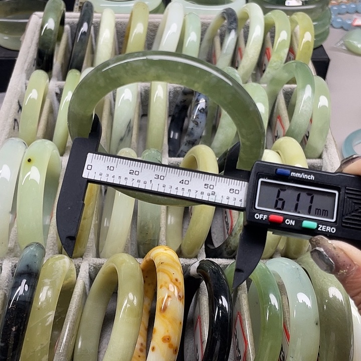 蛇纹石玉未镶嵌手镯221