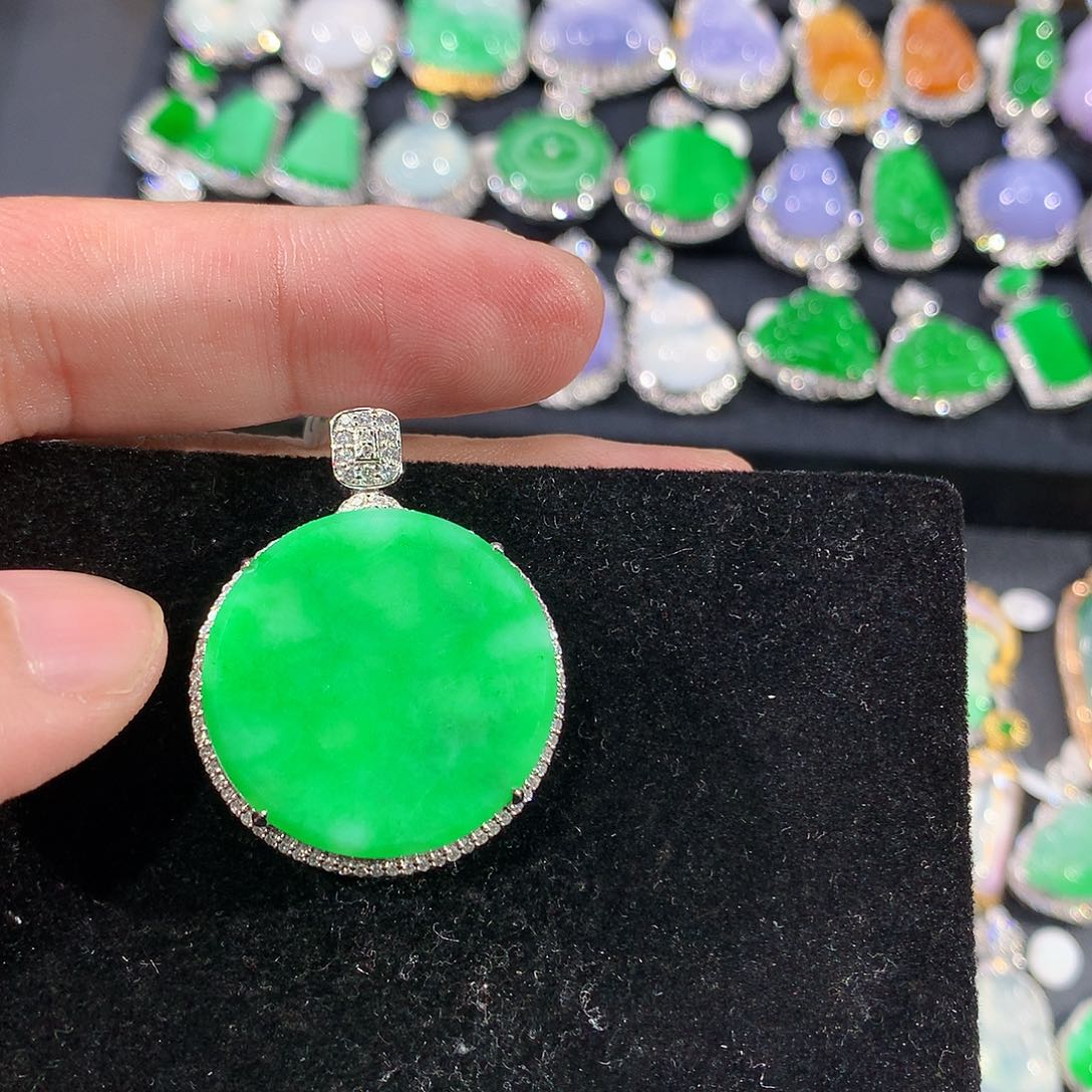 翡翠18K金镶嵌颈饰