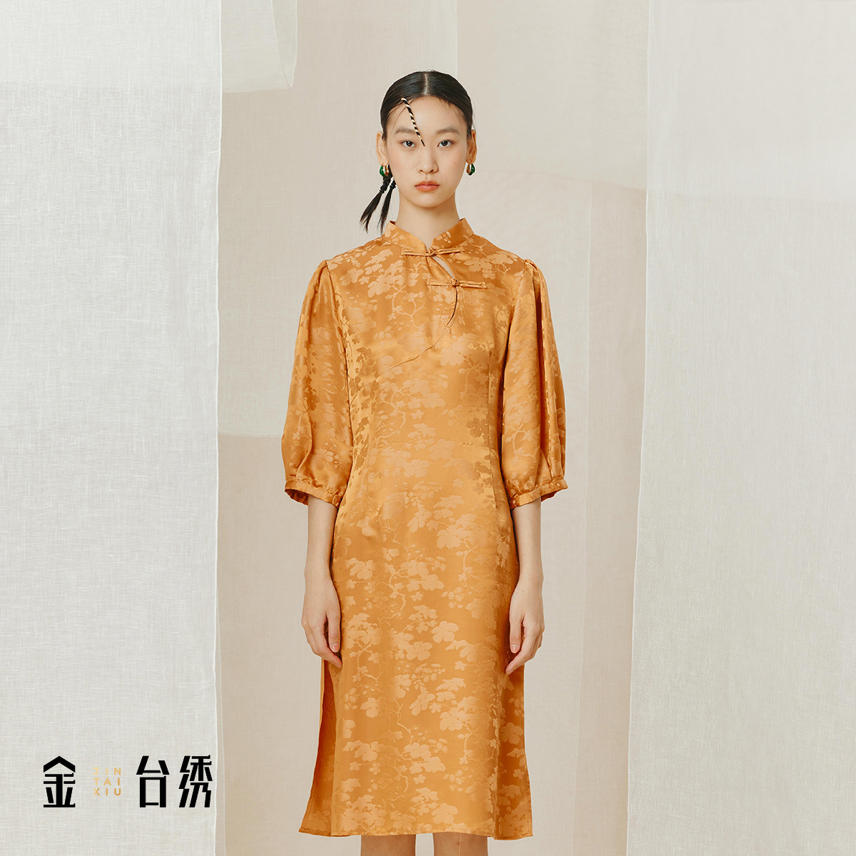 金台绣 春季新款 旗袍风开襟和泡泡袖设计连衣裙 F36767