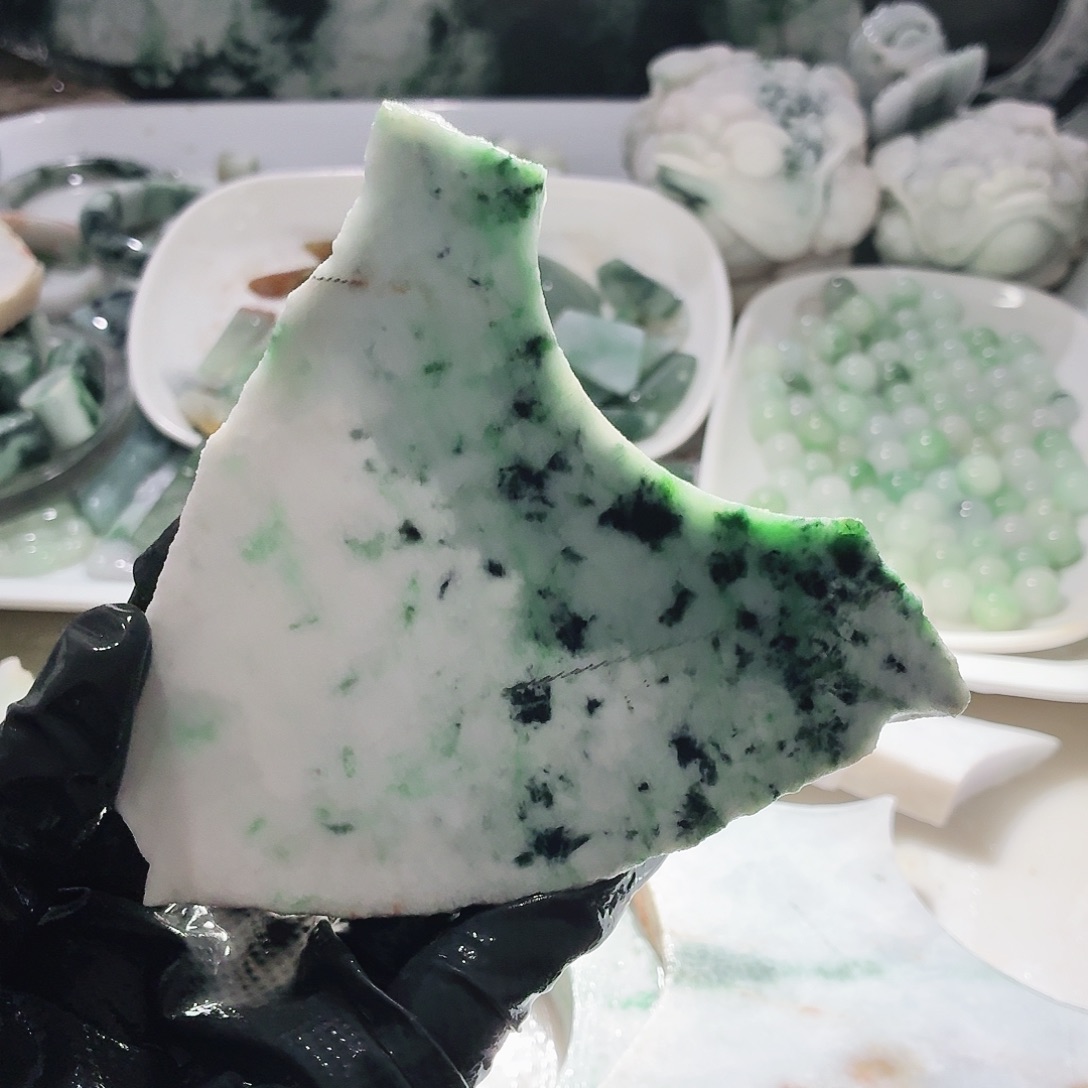 翡翠未镶嵌颈饰边角料