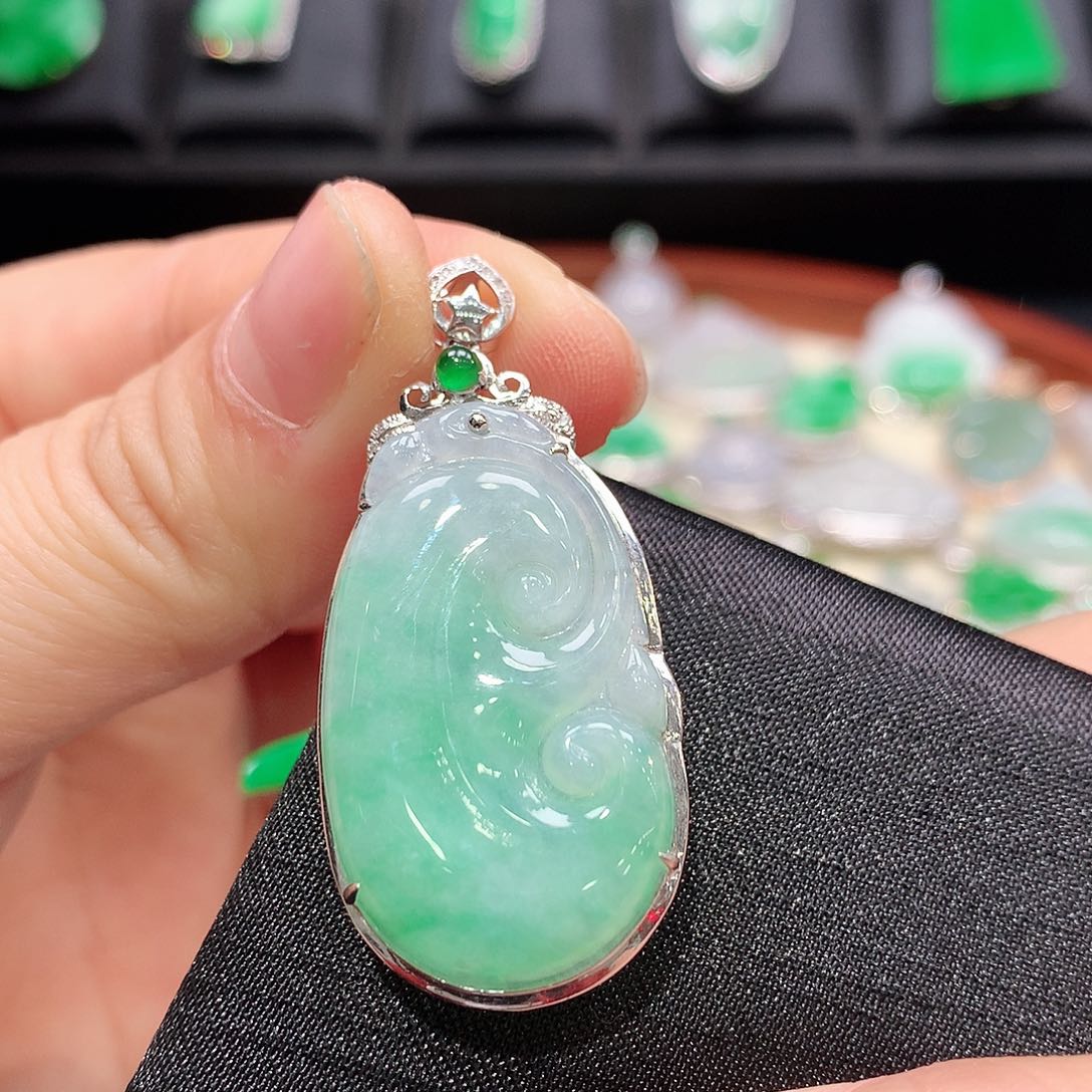 翡翠颈饰18K金镶嵌如意