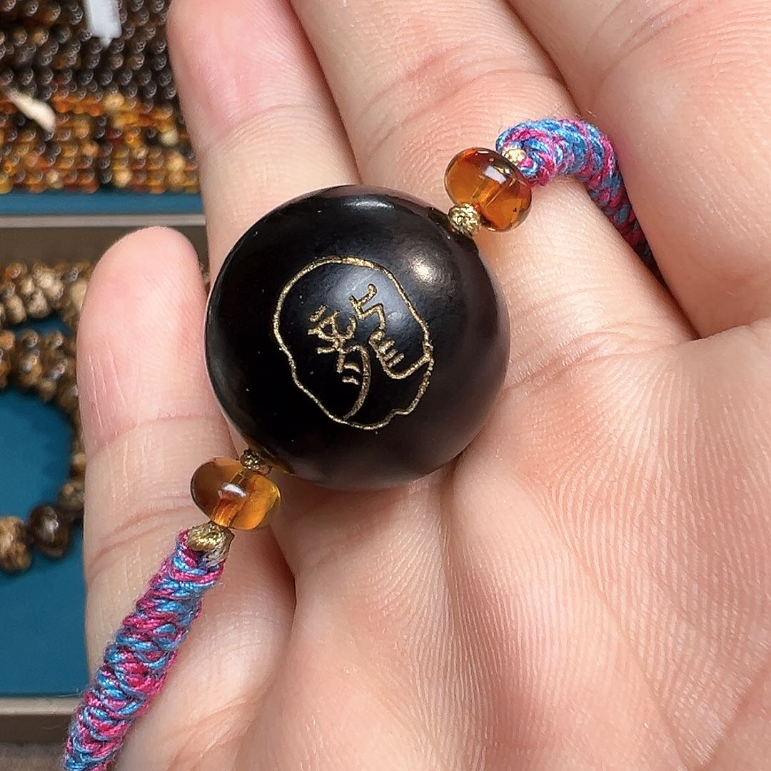 琥珀颈饰未镶嵌抚顺