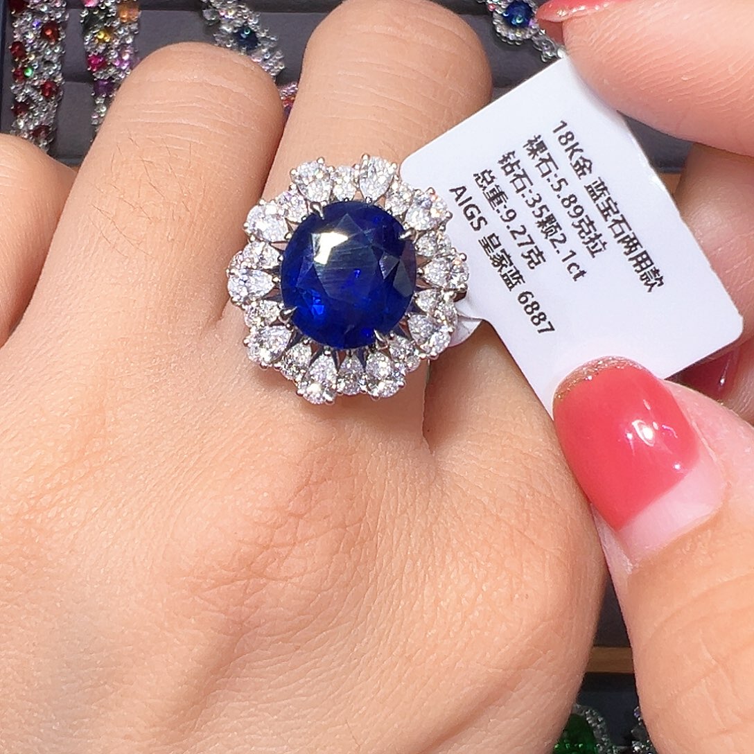 18K金镶嵌蓝宝石戒指