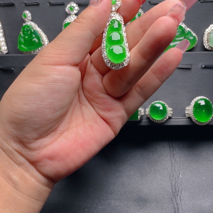 翡翠颈饰银S925镶嵌翡翠吊坠