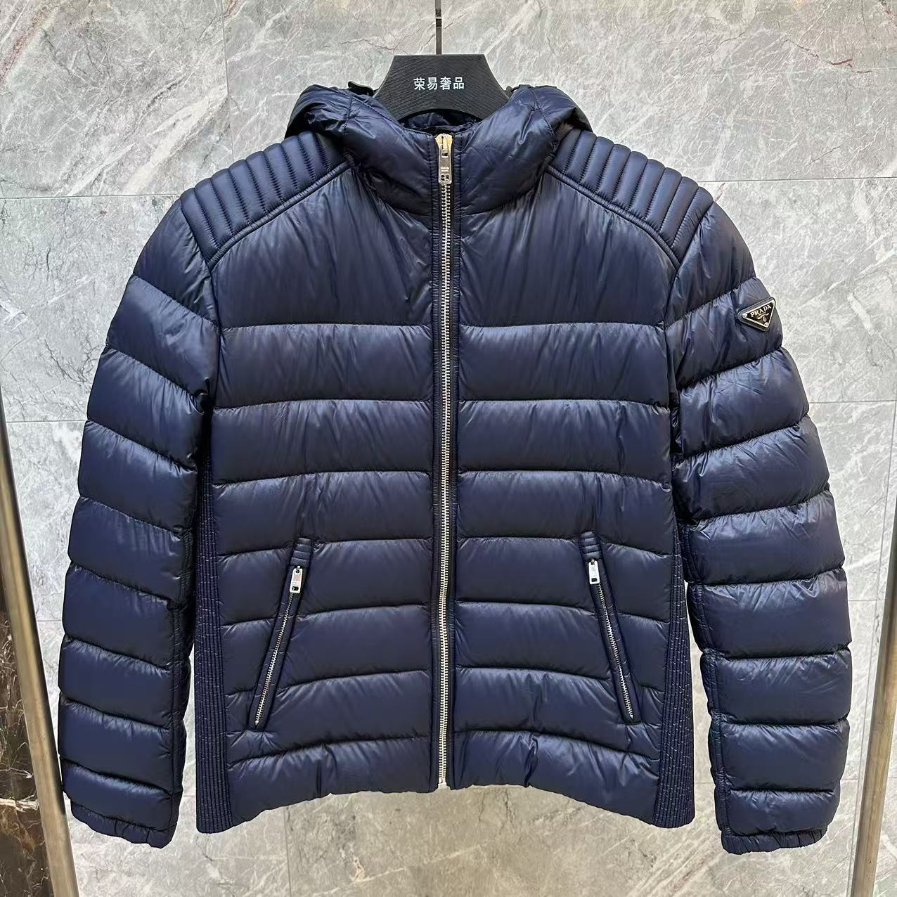 未使用 Prada/普拉达 藏青色连帽钢标羽绒服 56码