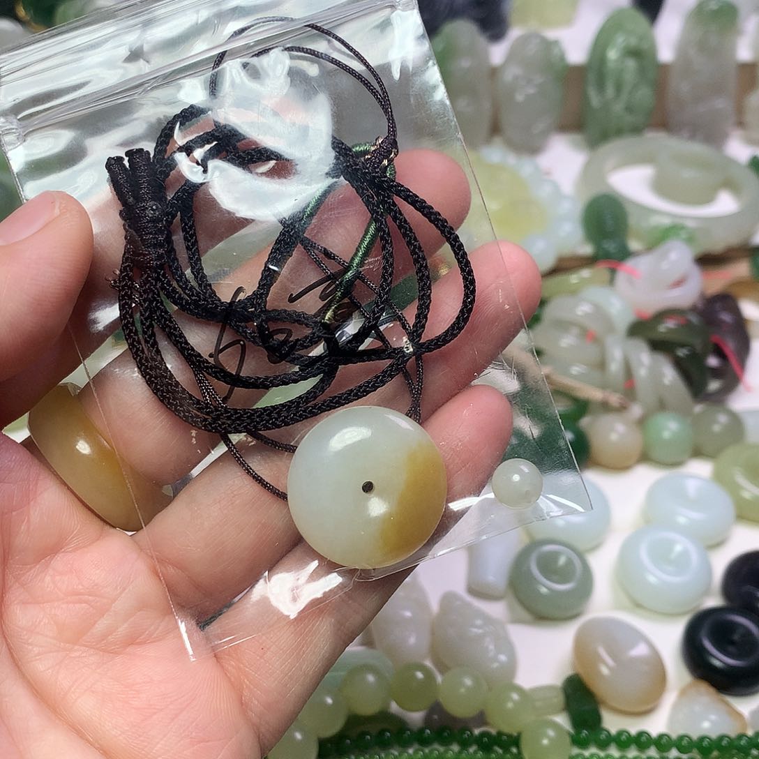 颈饰未镶嵌和田玉（糖玉）柿**意