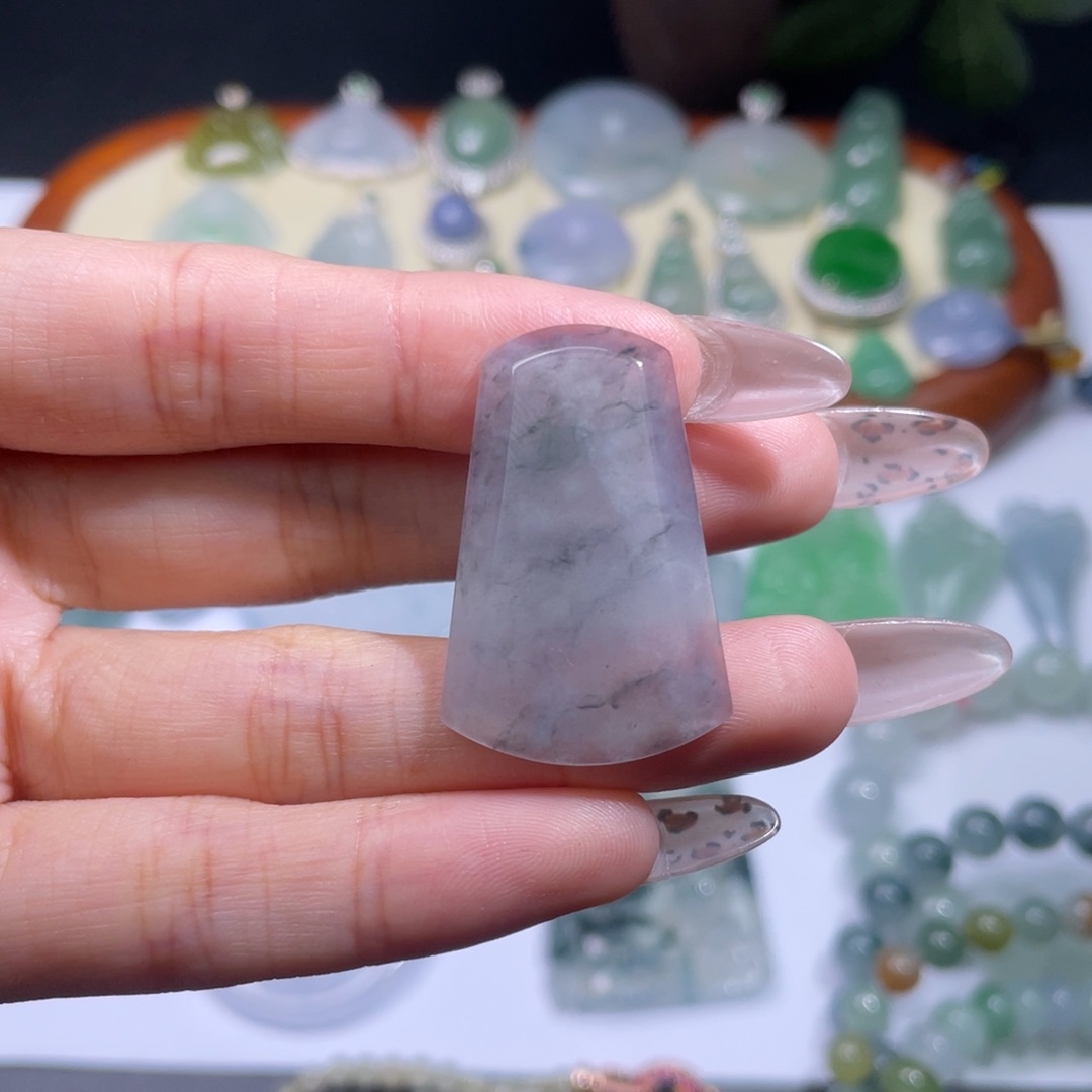 翡翠颈饰未镶嵌无事牌