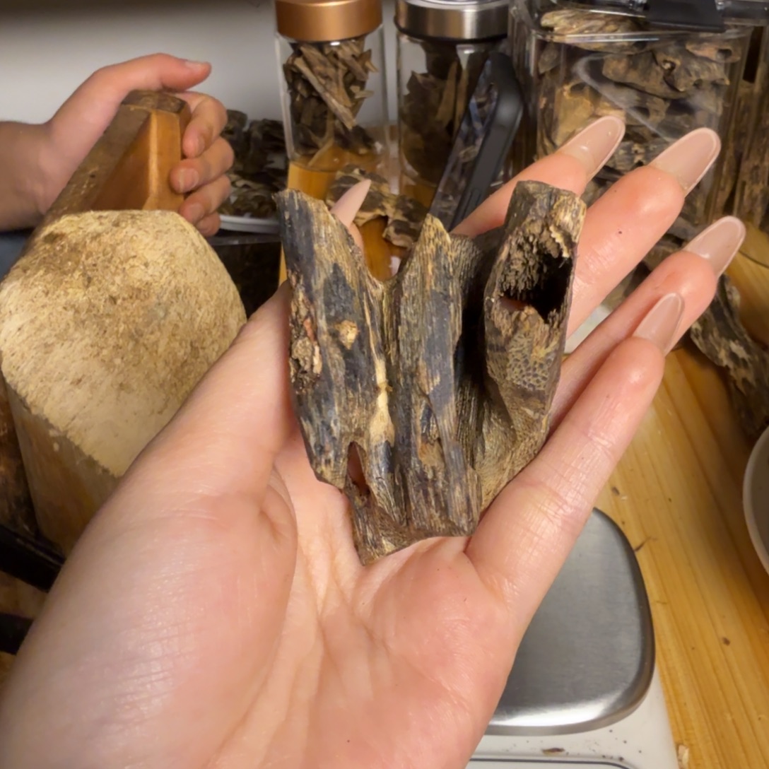 沉香篮宝石虫漏16克