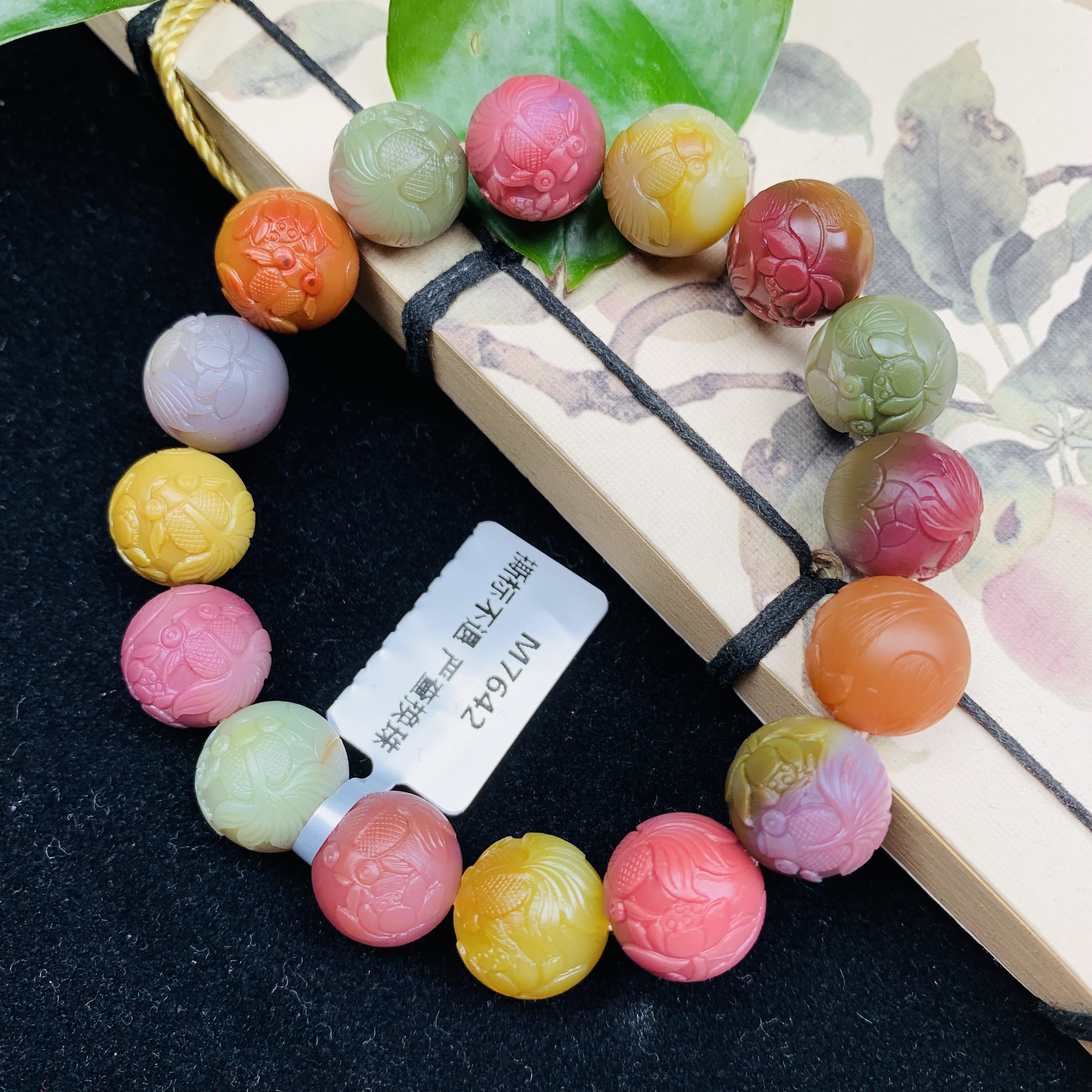 天然老矿盐源玛瑙俏色莲年有鱼圆珠手串手工精雕约12mm+