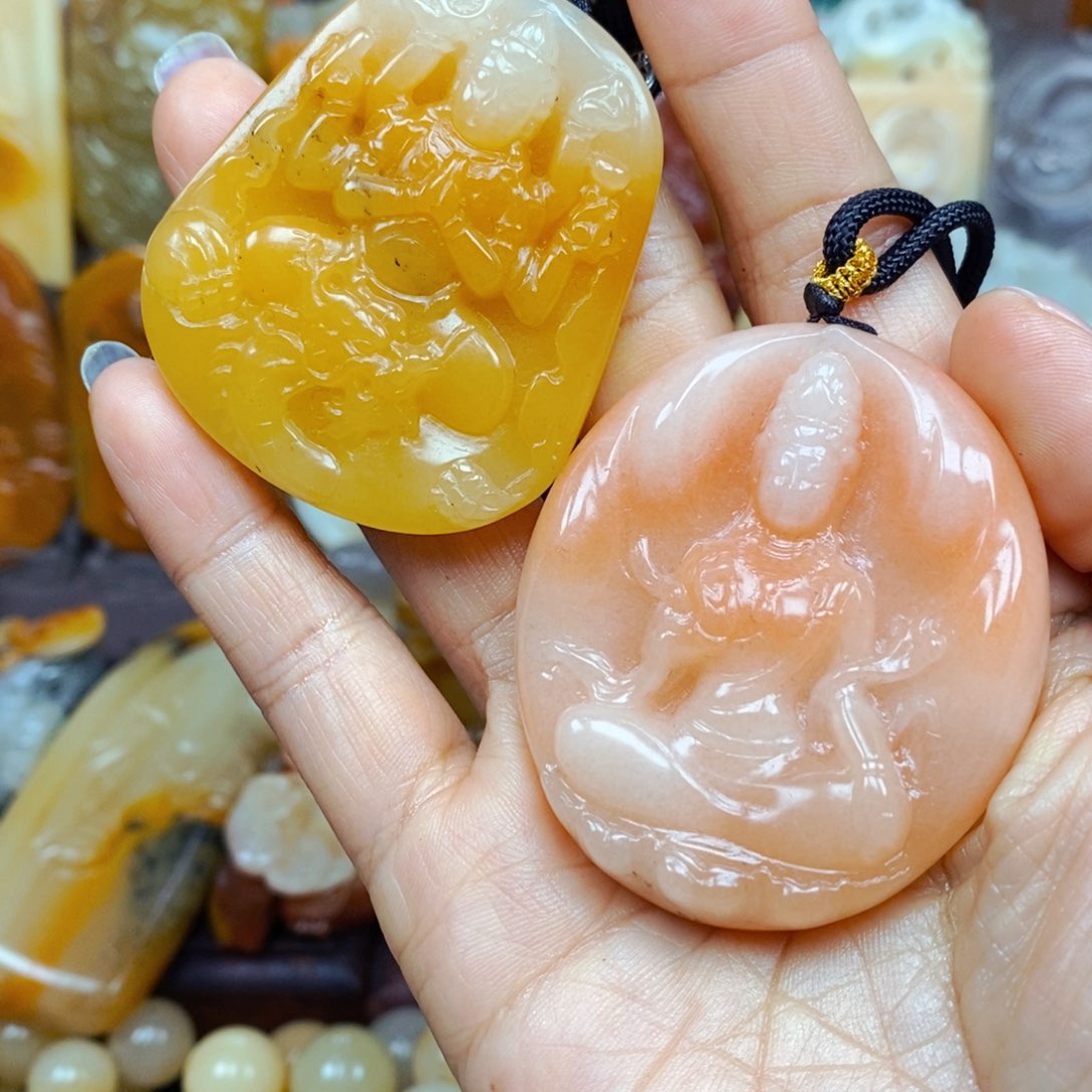 石英质玉（黄龙玉）未镶嵌颈饰