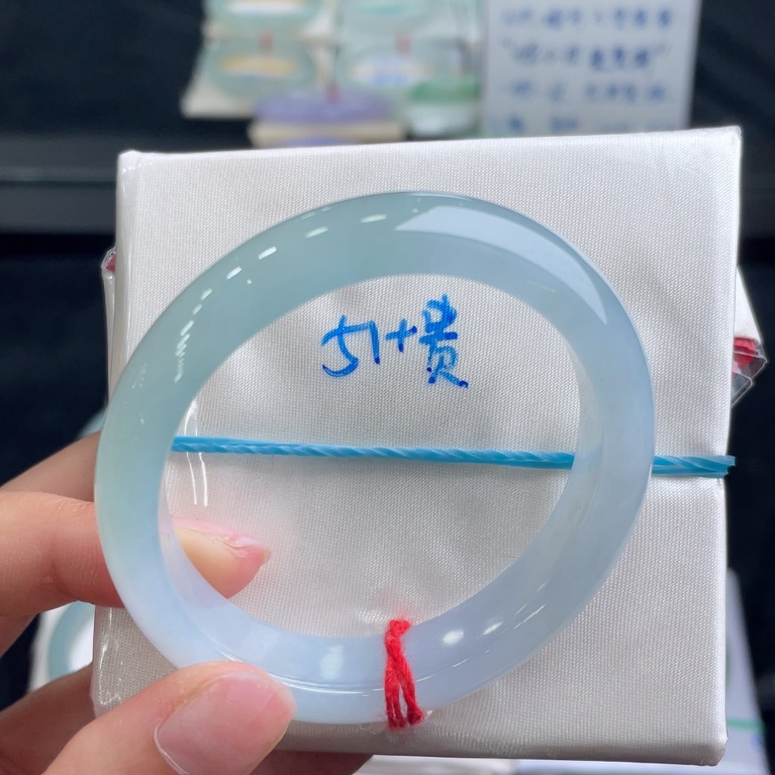 翡翠手镯未镶嵌翡翠手镯