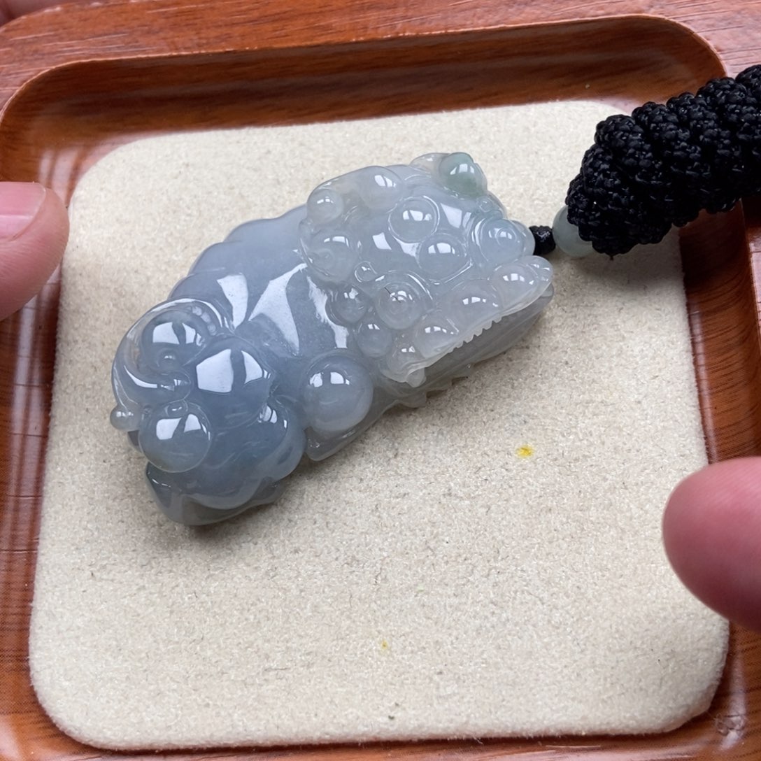 翡翠未镶嵌颈饰霸王