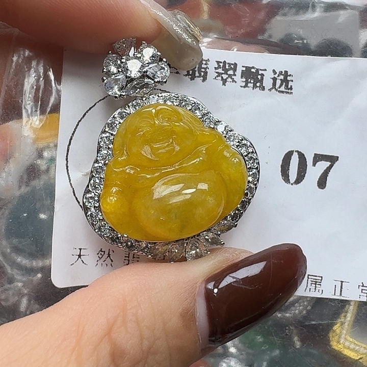 黎***好翡翠未镶嵌颈饰翡翠