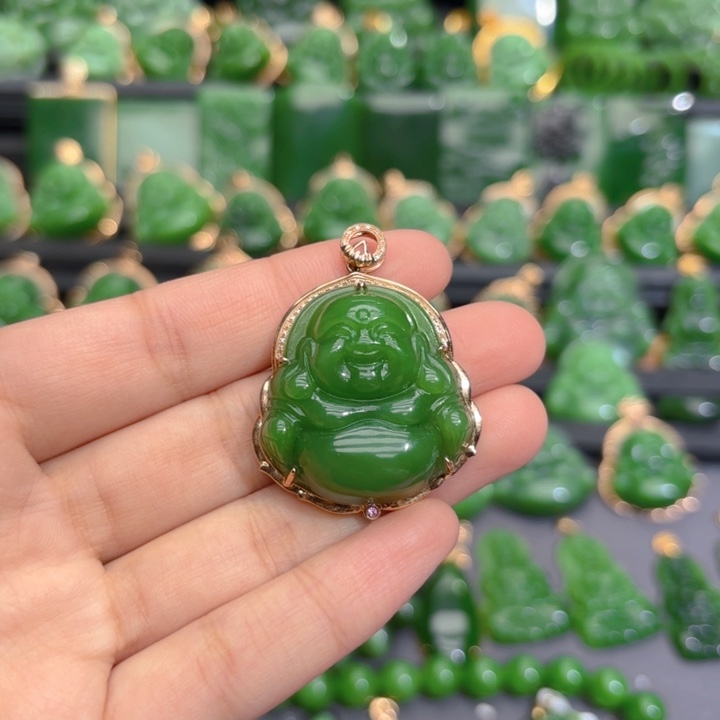 颈饰18K金镶嵌和田玉（碧玉）