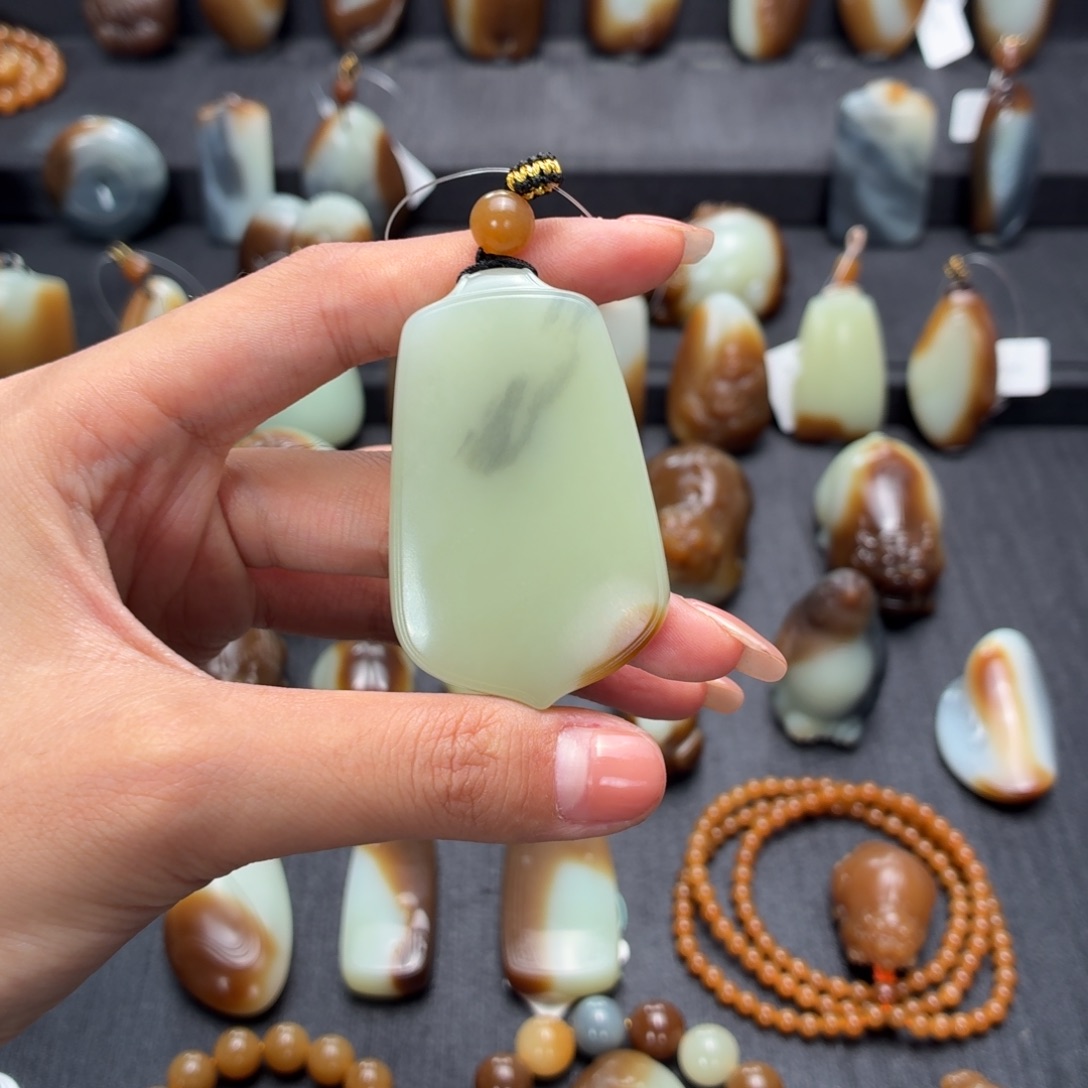 雨***人和田玉未镶嵌颈饰