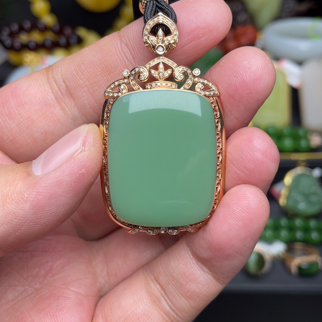 和田玉颈饰18K金镶嵌吊坠