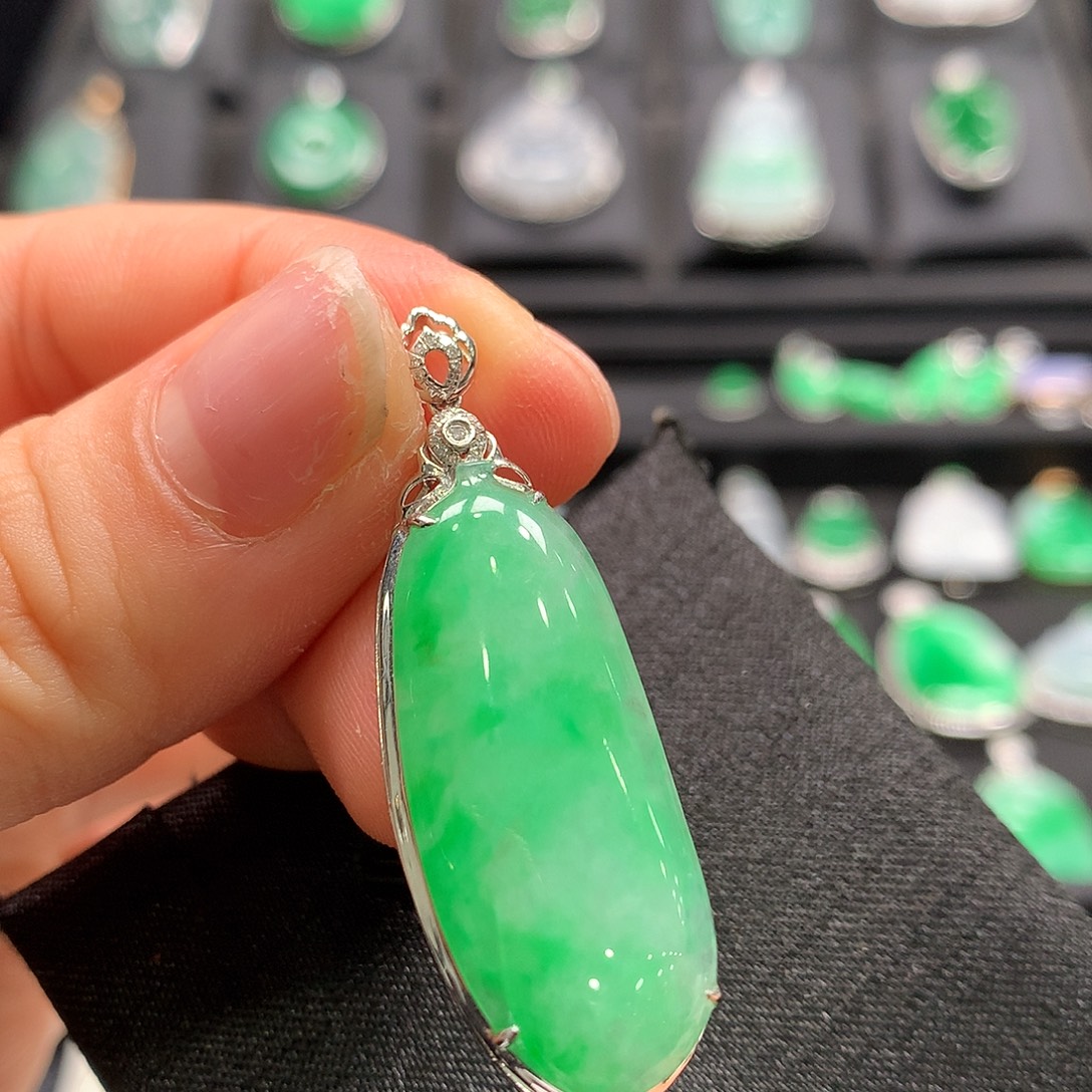 翡翠18K金镶嵌颈饰福瓜