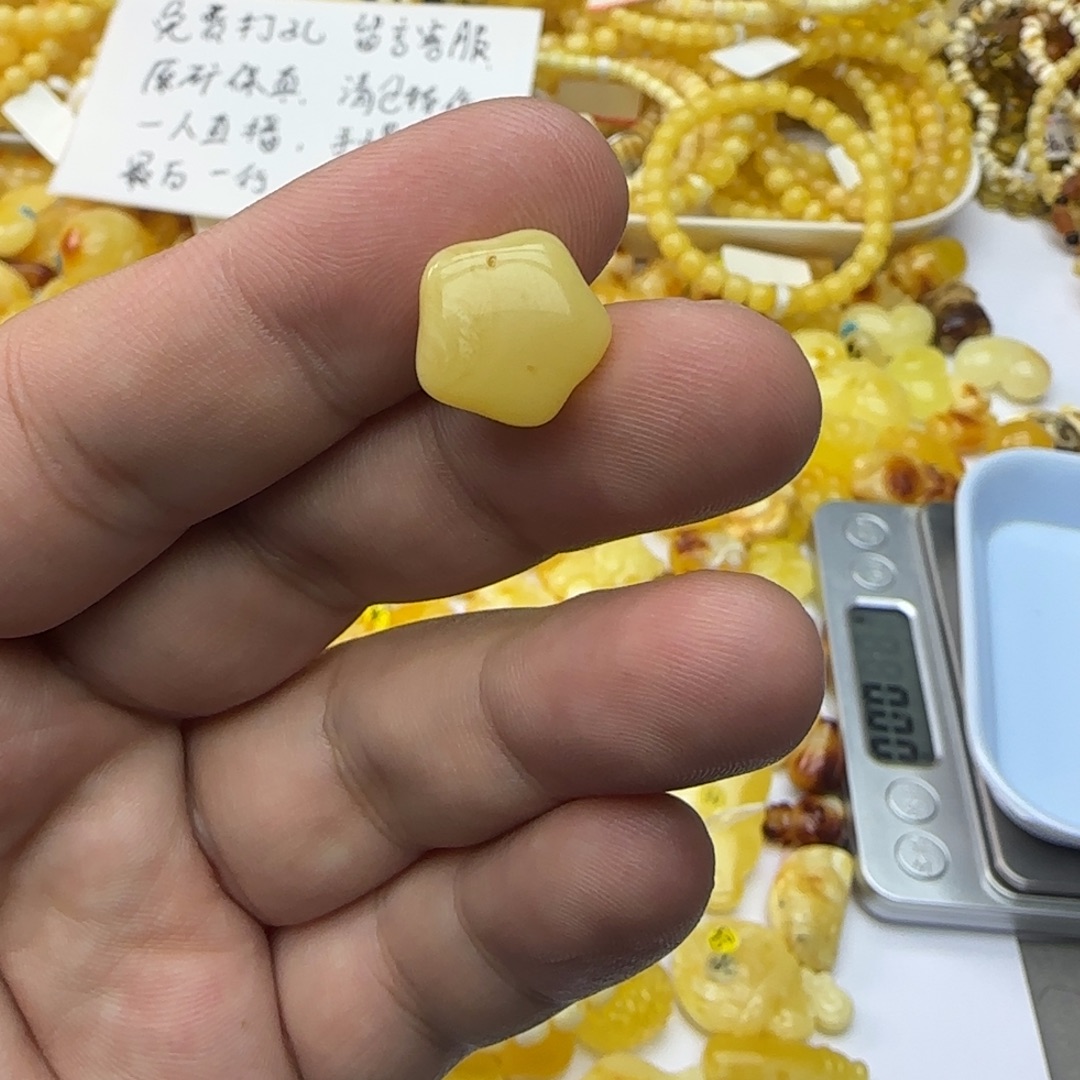 琥珀未镶嵌裸石0.7克有瑕03