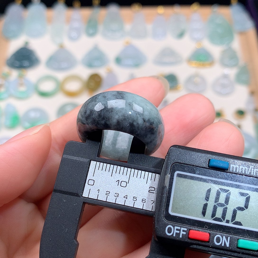 翡翠颈饰未镶嵌戒指