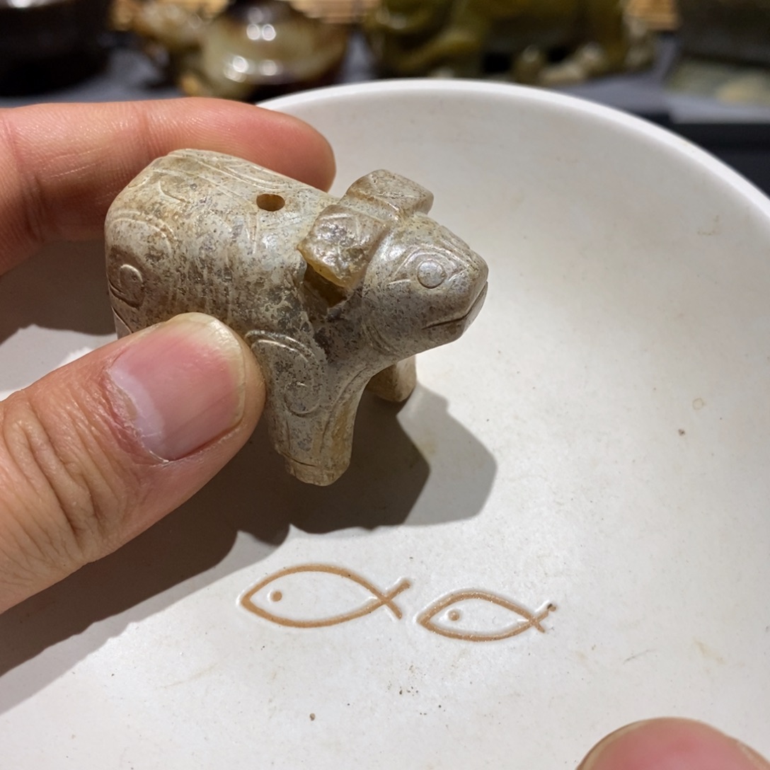 瓷片白底印花小牛好的